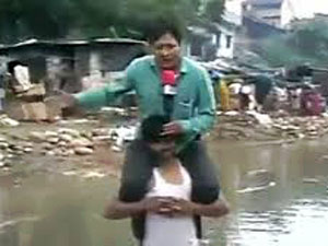 உத்தரகாண்ட் பேரழிவில் தோள் மீது அமர்ந்து நியூஸ் சொல்லி வேலை இழந்த நிருபர்!