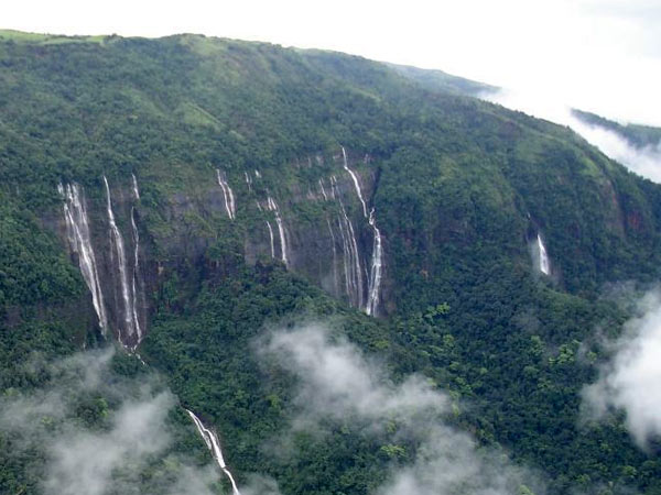 ஒத்த மழைக்கே இப்படின்னா.. ஓயாம மழை பெய்யும் சிரபுஞ்சி எப்படி இருக்கும்?