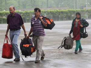 Uttarakhand: Army Commander walks with 500 people out of Badrinath Uttarakhand: Army Commander walks with 500 people out of Badrinath