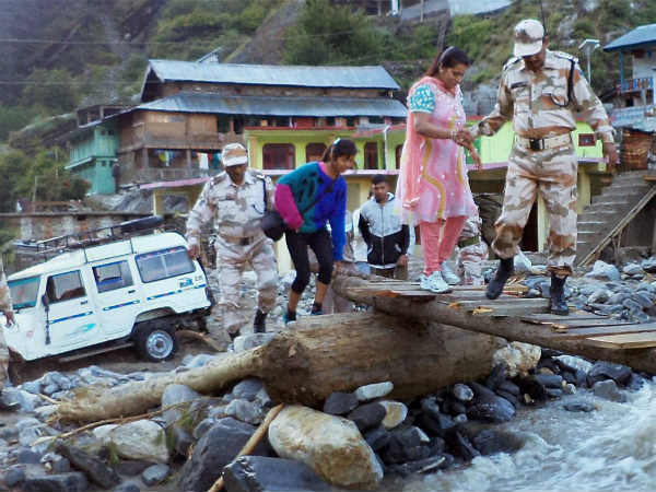 பத்ரிநாத்தில் சிக்கியிருக்கும் 900 பேரை மீட்க  கடும் முயற்சி