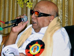 Karunanidhi tells a story during Sethusamudram protest Karunanidhi tells a story during Sethusamudram protest