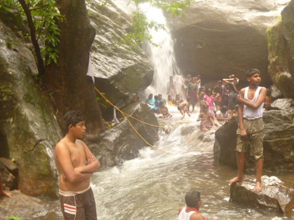 புலியருவியில் சிறுவர்கள்