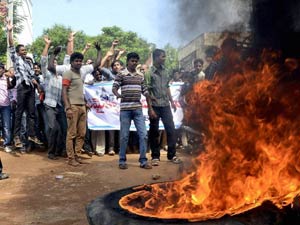 Seemandhra region shuts down as four lakh govt employees go on strike Seemandhra region shuts down as four lakh govt employees go on strike