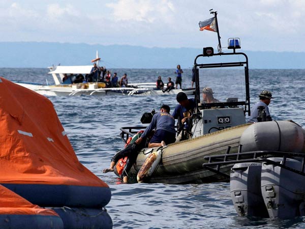 Philippine Navy divers retrieve a body from the waters off the coast of Talisay city, Cebu province, in central Philippines Philippine Navy divers retrieve a body from the waters off the coast of Talisay city, Cebu province, in central Philippines