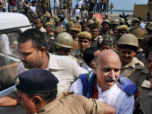 VHP leader Praveen Togadia was taken into custody from Gola ghat in Ayodhya VHP leader Praveen Togadia was taken into custody from Gola ghat in Ayodhya