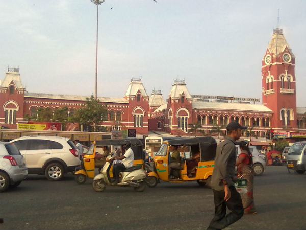 சோளக்காட்டு பொம்மை போல