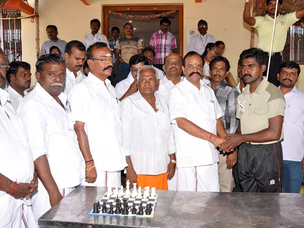 ஒரு மணிநேரம் தலைகீழாக செஸ்