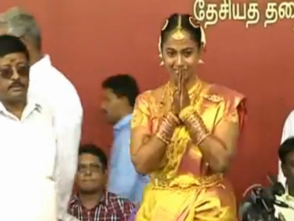 தங்க நிற பட்டில் கயல்விழி