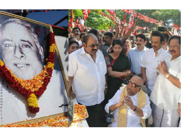 Karunanidhi pays tribute to Anna Karunanidhi pays tribute to Anna