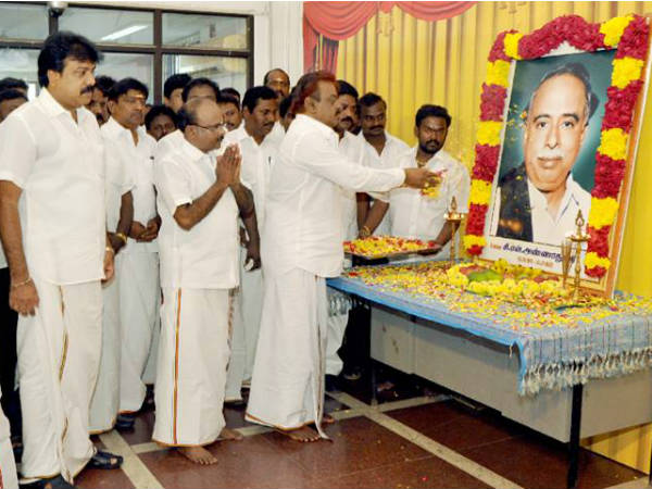 Vijayakanth pays tribute to Anna Vijayakanth pays tribute to Anna
