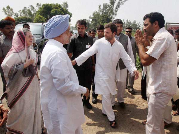 Manmohan Singh and Congress President Sonia Gandhi and Congress Vice President Rahul Gandhi interact with locals at Barwala in Muzaffarnagar Manmohan Singh and Congress President Sonia Gandhi and Congress Vice President Rahul Gandhi interact with locals at Barwala in Muzaffarnagar