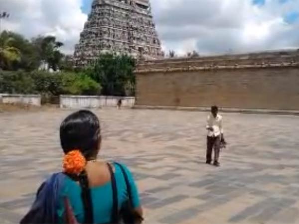 பயந்து கொண்டே வரும் பக்தர்கள்
