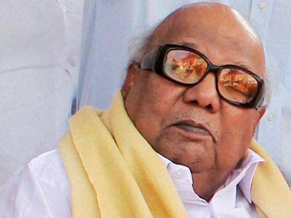குட்டிகளைப் பார்த்து படிக்கும் தாய்