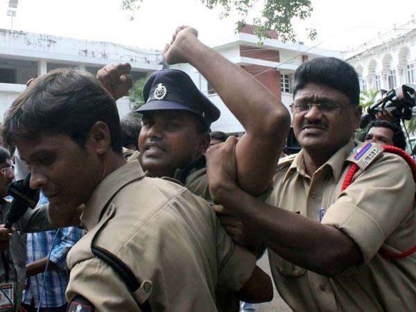 கைது