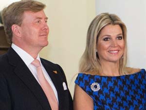 Dutch king and queen pelted with tomatoes in Moscow Dutch king and queen pelted with tomatoes in Moscow
