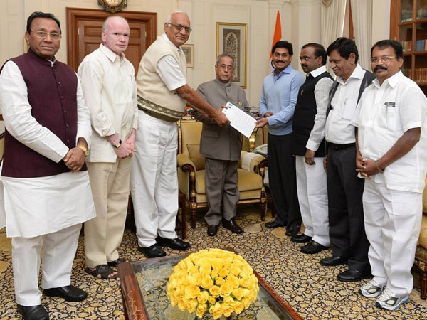 Jagan calls on President, urges him to keep Andhra united Jagan calls on President, urges him to keep Andhra united