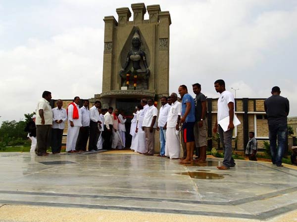நெடுமாறன் விமர்சிக்கிறாரே