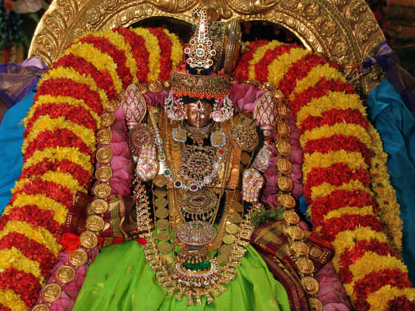 பட்டு வஸ்திரம் காணிக்கை