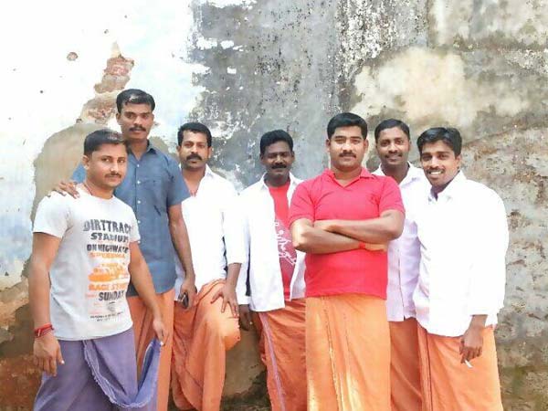 ஹாயாக போஸ் கொடுத்து பேஸ்புக்கில் போட்டோ போட்ட கைதிகள்.. 24 சிறை ஊழியர்கள் டிரான்ஸ்பர்