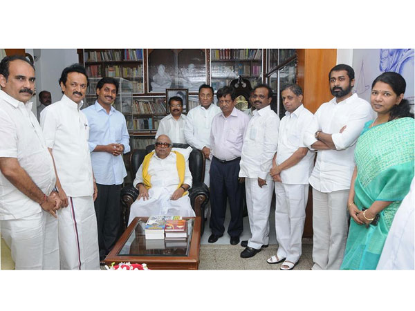 Jagan Challenging the Congress on bifurcation of AP Jagan Challenging the Congress on bifurcation of AP