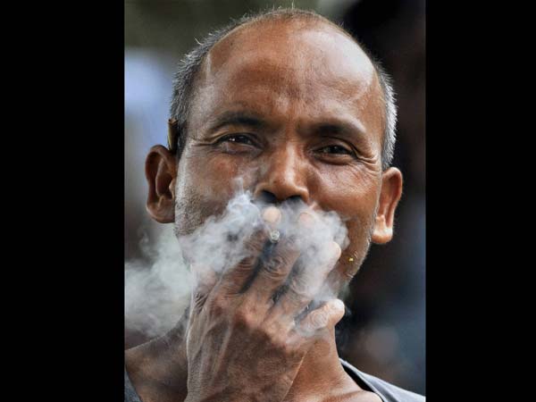 பொது இடத்தில் புகைப் பிடித்தால் அபராதம் ரூ 200 ஆக உயர்வு... கேரளாவில் அமல்