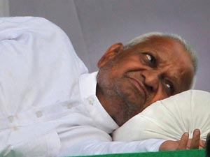 Hazare loses four kgs, hunger strike enters sixth day Hazare loses four kgs, hunger strike enters sixth day