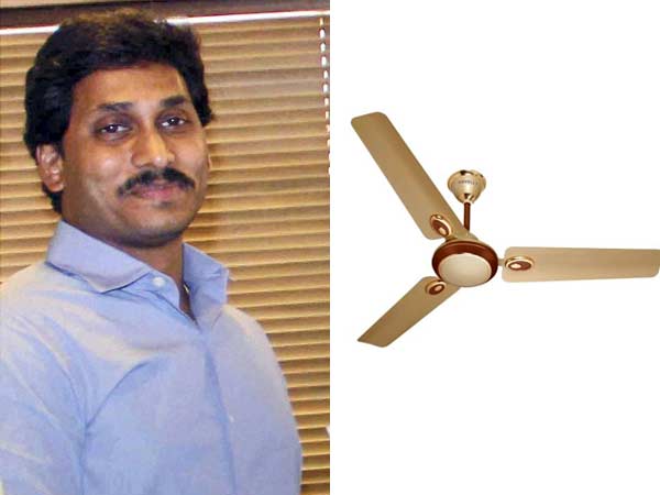 YSR Congress gets ceiling fan as common symbol ysr congress party, jagan mohan reddy,ceiling fan, election commission, ஒய்.எஸ்.ஆர் காங்கிரஸ் கட்சி, ஜெகன் மோகன் ரெட்டி, சீலிங் ஃபேன், தேர்தல் ஆணையம் ஜெகன் மோகன் ரெட்டி கட்சிக்கு நிரந்தர சின்னம் சீலிங் ஃபேன்: தேர்தல் கமிஷன் உத்தரவு ஹைதராபாத்: ஓய்.எஸ்.ஆர். காங்கிரஸ் கட்சிக்கு சீலிங் ஃபேன் சின்னத்தை நிரந்தரமாக ஒதுக்கி தேர்தல் கமிஷன் உத்தரவிட்டு உள்ளது. ஆந்திராவில் ஜெகன்மோகன் ரெட்டியின் ஓய்.எஸ்.ஆர். காங்கிரஸ் கட்சி 2011–ம் ஆண்டு மார்ச் 12–ந் தேதி தொடங்கப்பட்டது. அதே ஆண்டிலேயே மே மாதம் கடப்பா நாடாளுமன்ற தொகுதி மற்றும் புலிவெந்தலா சட்டசபை தொகுதிக்கு இடைத்தேர்தல் நடைபெற்றது. கடப்பா தொகுதியில் ஜெகன்மோகன் ரெட்டியும், புலிவெந்தலா தொகுதியில் அவரது தாயார் விஜய லட்சுமியும் போட்டியிட்டு அமோக வெற்றி பெற்று சாதனை படைத்தனர். தேர்தலில் அவர்கள் சீலி ங்மின்விசிறி சின்னத்தை தேர்ந்து எடுத்தனர். பின்னர் 2012ம் ஆண்டு மார்ச் மாதம் நடைபெற்ற இடைத் தேர்தலில் அக்கட்சி வேட்பாளர்கள் சீலிங் மின்விசிறி சின்னத்திலேயே போட்டியிட்டு வெற்றி பெற்றனர். இந்நிலையில் வர இருக்கும் நாடாளுமன்றம் மற்றும் சட்டமன்ற தேர்தல்களின் போது சீலிங் மின்விசிறி சின்னத்தையே ஒதுக்க வேண்டுமென அக்கட்சி உறுப்பினர் கே. சிவகுமார் மத்திய மற்றும் மாநில தேர்தல் கமிஷனருக்கு கடிதம் எழுதினார். இதையடுத்து ஓய்.எஸ். ஆர். காங்கிரஸ் கட்சிக்கு சீலிங்மின் விசிறி சின்னம் நிரந்தரமாக ஒதுக்கி தேர்தல் கமிஷன் உத்தரவிட்டு உள்ளது. இந்த தகவலை மத்திய தேர்தல் ஆணையம் மாநில அதிகாரிக்கும் ஒய்.எஸ்.ஆர் கட்சி அலுவலகத்திற்கும் கடிதம் மூலம் அனுப்பி உள்ளது. The Election Commission (EC) has allotted ceiling fan' as a common symbol to the YSR Congress party in the Andra Assembly electiob and Lok Sabha election. YSR Congress gets ceiling fan as common symbol ysr congress party, jagan mohan reddy,ceiling fan, election commission, ஒய்.எஸ்.ஆர் காங்கிரஸ் கட்சி, ஜெகன் மோகன் ரெட்டி, சீலிங் ஃபேன், தேர்தல் ஆணையம் ஜெகன் மோகன் ரெட்டி கட்சிக்கு நிரந்தர சின்னம் சீலிங் ஃபேன்: தேர்தல் கமிஷன் உத்தரவு ஹைதராபாத்: ஓய்.எஸ்.ஆர். காங்கிரஸ் கட்சிக்கு சீலிங் ஃபேன் சின்னத்தை நிரந்தரமாக ஒதுக்கி தேர்தல் கமிஷன் உத்தரவிட்டு உள்ளது. ஆந்திராவில் ஜெகன்மோகன் ரெட்டியின் ஓய்.எஸ்.ஆர். காங்கிரஸ் கட்சி 2011–ம் ஆண்டு மார்ச் 12–ந் தேதி தொடங்கப்பட்டது. அதே ஆண்டிலேயே மே மாதம் கடப்பா நாடாளுமன்ற தொகுதி மற்றும் புலிவெந்தலா சட்டசபை தொகுதிக்கு இடைத்தேர்தல் நடைபெற்றது. கடப்பா தொகுதியில் ஜெகன்மோகன் ரெட்டியும், புலிவெந்தலா தொகுதியில் அவரது தாயார் விஜய லட்சுமியும் போட்டியிட்டு அமோக வெற்றி பெற்று சாதனை படைத்தனர். தேர்தலில் அவர்கள் சீலி ங்மின்விசிறி சின்னத்தை தேர்ந்து எடுத்தனர். பின்னர் 2012ம் ஆண்டு மார்ச் மாதம் நடைபெற்ற இடைத் தேர்தலில் அக்கட்சி வேட்பாளர்கள் சீலிங் மின்விசிறி சின்னத்திலேயே போட்டியிட்டு வெற்றி பெற்றனர். இந்நிலையில் வர இருக்கும் நாடாளுமன்றம் மற்றும் சட்டமன்ற தேர்தல்களின் போது சீலிங் மின்விசிறி சின்னத்தையே ஒதுக்க வேண்டுமென அக்கட்சி உறுப்பினர் கே. சிவகுமார் மத்திய மற்றும் மாநில தேர்தல் கமிஷனருக்கு கடிதம் எழுதினார். இதையடுத்து ஓய்.எஸ். ஆர். காங்கிரஸ் கட்சிக்கு சீலிங்மின் விசிறி சின்னம் நிரந்தரமாக ஒதுக்கி தேர்தல் கமிஷன் உத்தரவிட்டு உள்ளது. இந்த தகவலை மத்திய தேர்தல் ஆணையம் மாநில அதிகாரிக்கும் ஒய்.எஸ்.ஆர் கட்சி அலுவலகத்திற்கும் கடிதம் மூலம் அனுப்பி உள்ளது. The Election Commission (EC) has allotted ceiling fan' as a common symbol to the YSR Congress party in the Andra Assembly electiob and Lok Sabha election.