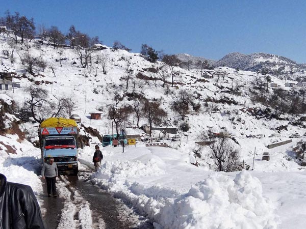 Snowfall in North India, 2 people killed in avalanche in J&K Snowfall in North India, 2 people killed in avalanche in J&K