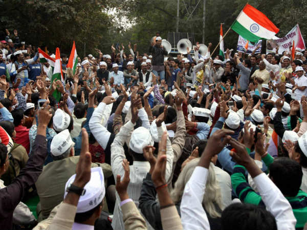 Arvind Kejriwal calls in police to control crowd outside house Arvind Kejriwal calls in police to control crowd outside house