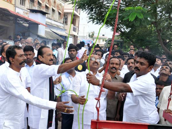 வைகோ பரிசளிப்பு