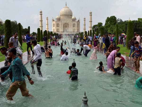 Now, pay Rs 5,000 to visit Taj Mahal on Fridays Now, pay Rs 5,000 to visit Taj Mahal on Fridays