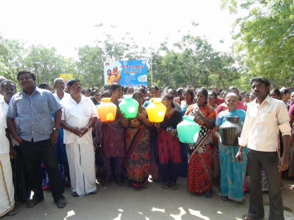 Women with empty pots siege ex minister Chellapandian Women with empty pots siege ex minister Chellapandian