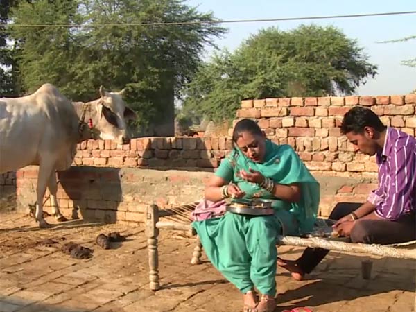 வீட்டு வேலைகளை இழுத்துப் போட்டுச் செய்கிறார்