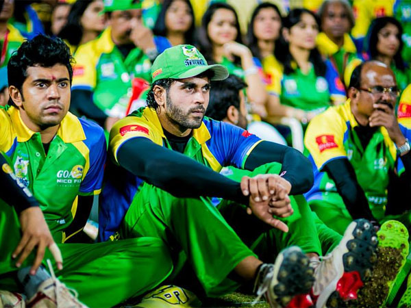 CCL team Kerala Strikers deplaned at Kochi airport for misbehaviour CCL team Kerala Strikers deplaned at Kochi airport for misbehaviour