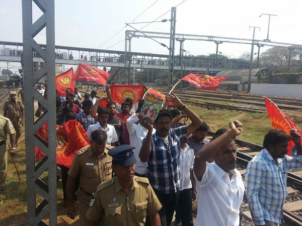 Tamil activists burn effigy of Sonia, Rahul after Centre opposes release of Rajiv convicts Tamil activists burn effigy of Sonia, Rahul after Centre opposes release of Rajiv convicts