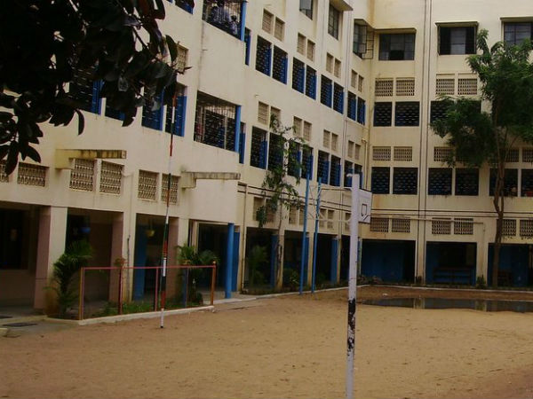 ஓய்வு பெற்ற பேராசிரியை.