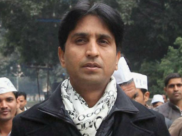 AAP leader Kumar Vishwas told not to use national flag in campaign AAP leader Kumar Vishwas told not to use national flag in campaign