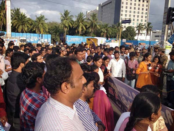 குவிந்த ஊழியர்கள்