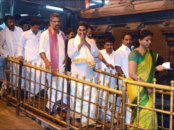 Jagan’s Tirumala visit rakes up controversy Jagan’s Tirumala visit rakes up controversy