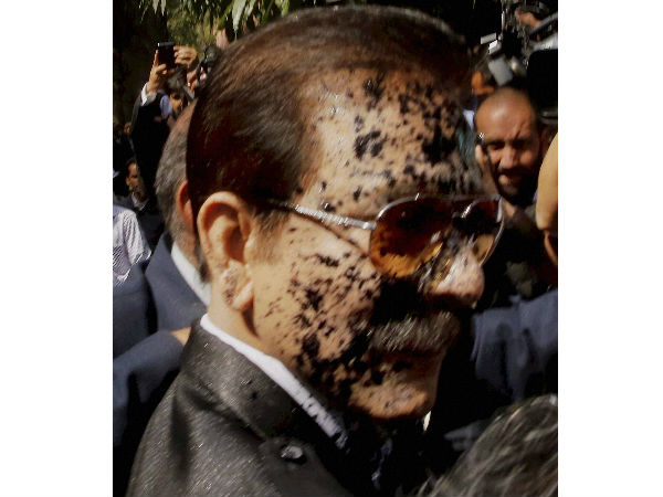 Black ink thrown at Subrata Roy outside Supreme Court Black ink thrown at Subrata Roy outside Supreme Court