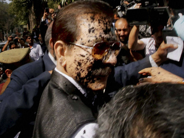 Black ink thrown at Subrata Roy outside Supreme Court Black ink thrown at Subrata Roy outside Supreme Court