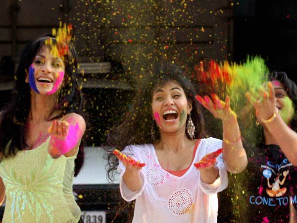 ஹோலியில் அரசியல் சாயம்