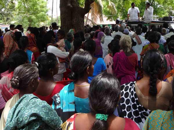மசூதி வாசலில் பிரச்சாரம்