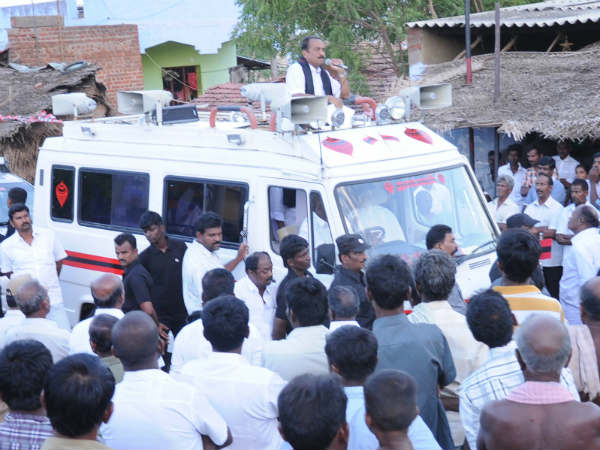 பிரச்சாரத்தில் சிறுவர்கள்