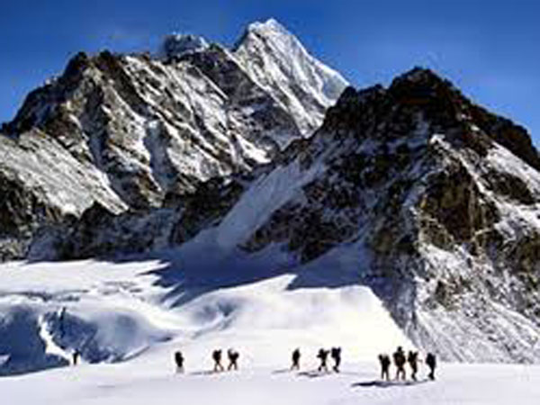 Six feared dead in Everest avalanche Six feared dead in Everest avalanche