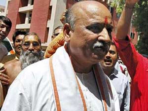 Evict Muslims from Hindu areas: Pravin Togadia Evict Muslims from Hindu areas: Pravin Togadia