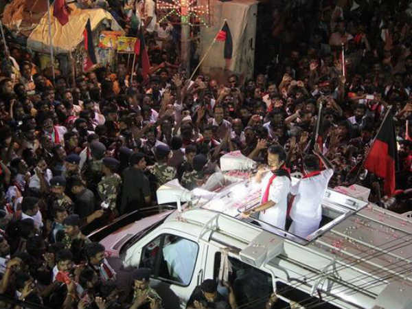 Stones thrown at MK Stalin's Van in Madurai Stones thrown at MK Stalin's Van in Madurai
