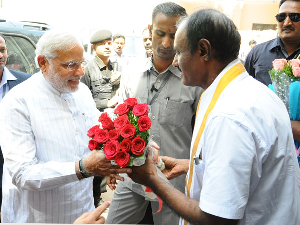 மோடிக்கு வரவேற்பு