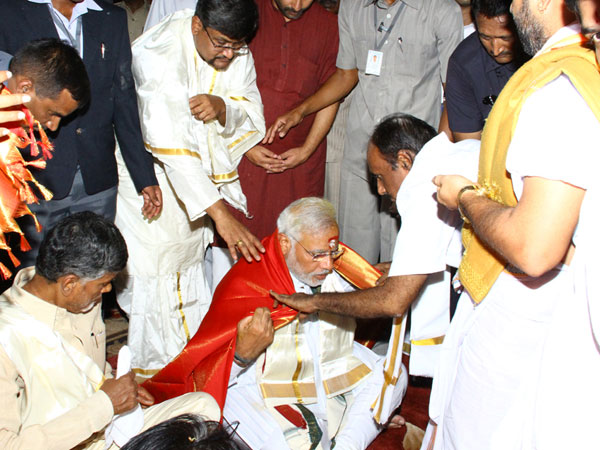 மோடிக்கு வரவேற்பு