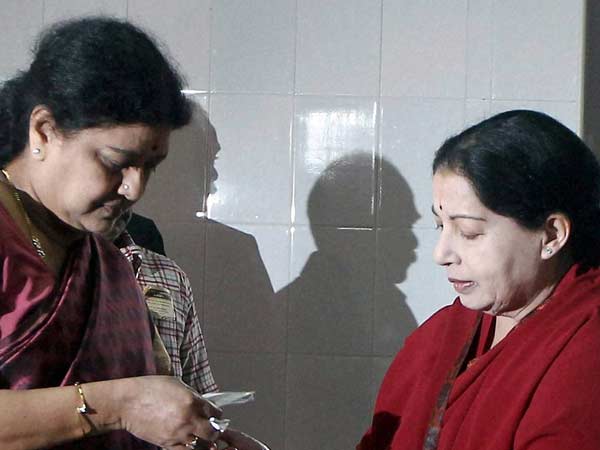 வழக்கு மாற்றத்தை எதிர்த்த ஜெ., சசி